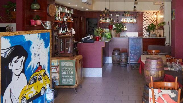 L’interno del ristorante di via Tinaiae, a destra, una foto di Gianni Gesualdi, l’elettricista morto ieri