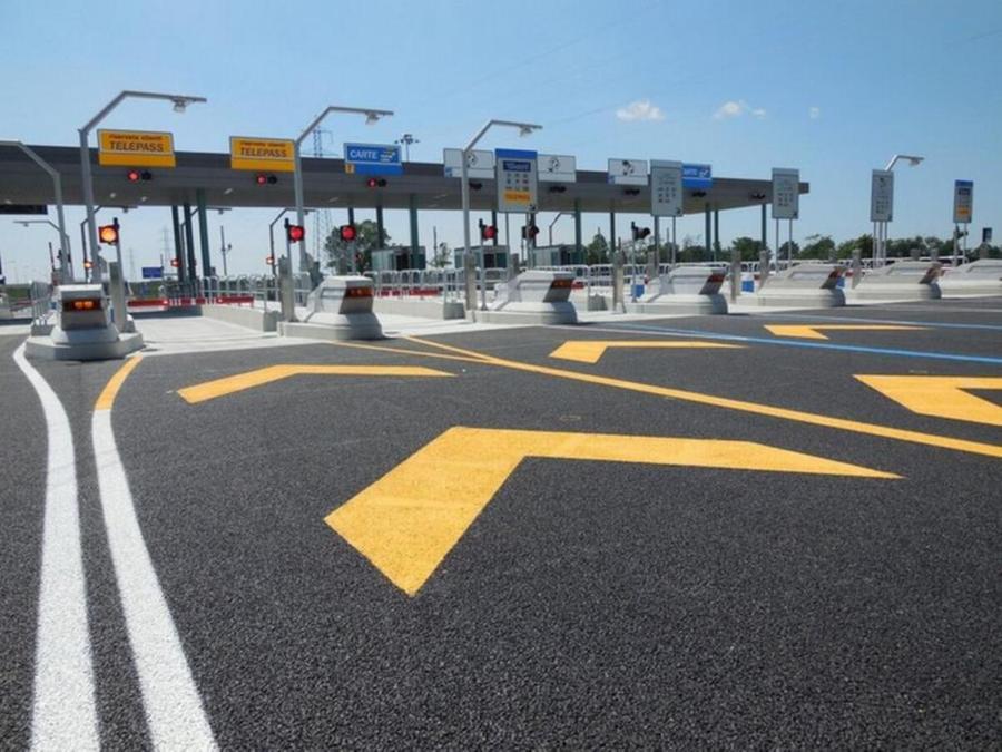 
	Un automobilista &egrave; stato preso a pugni da un altro conducente mentre era in fila al csello dell'A1

