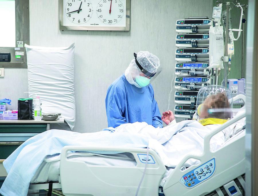 Covid, vaccinazioni anche di sera e in vacanza