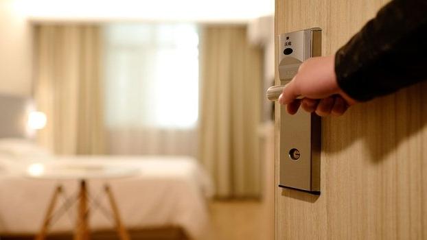Si fingevano clienti di alberghi di lusso per derubare i clienti: due arresti
