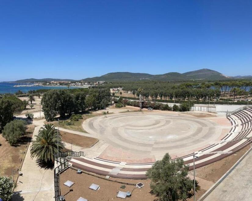 L'anfiteatro intitolato a Ivan Graziani all'esterno del Palacongressi di Alghero