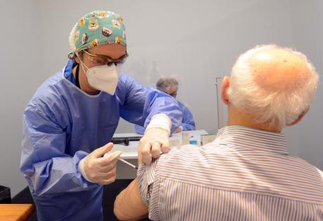 Guido Bertolaso, responsabile della campagna anti Covid in Lombardia, ad Antegnate (Bergamo) per le vaccinazioni contro il Covid 19, Antegnate, 26 febbraio 2021.
ANSA/STEFANO CAVICCHI