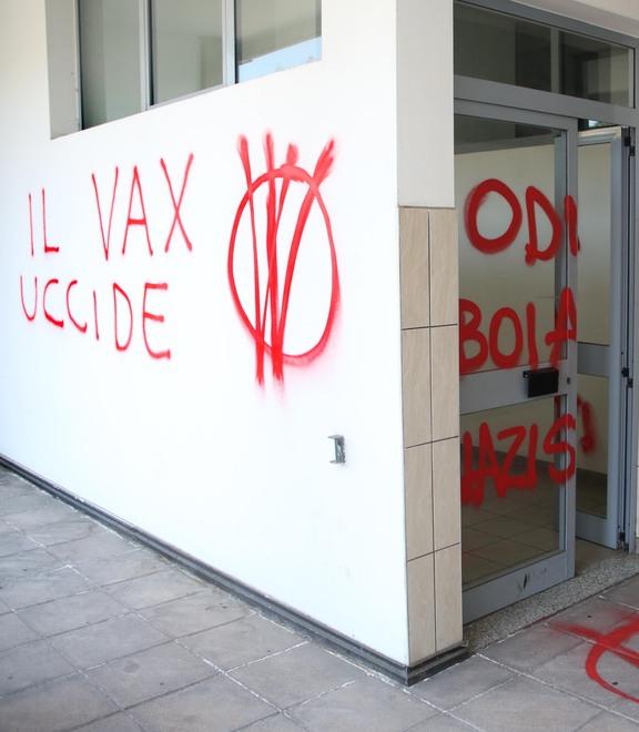 Spuntano manifesti no vax fuori da quattro ambulatori