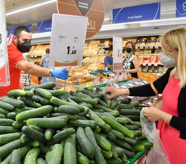 Il reparto frutta e verdura di un punto vendita Conad a Sassari