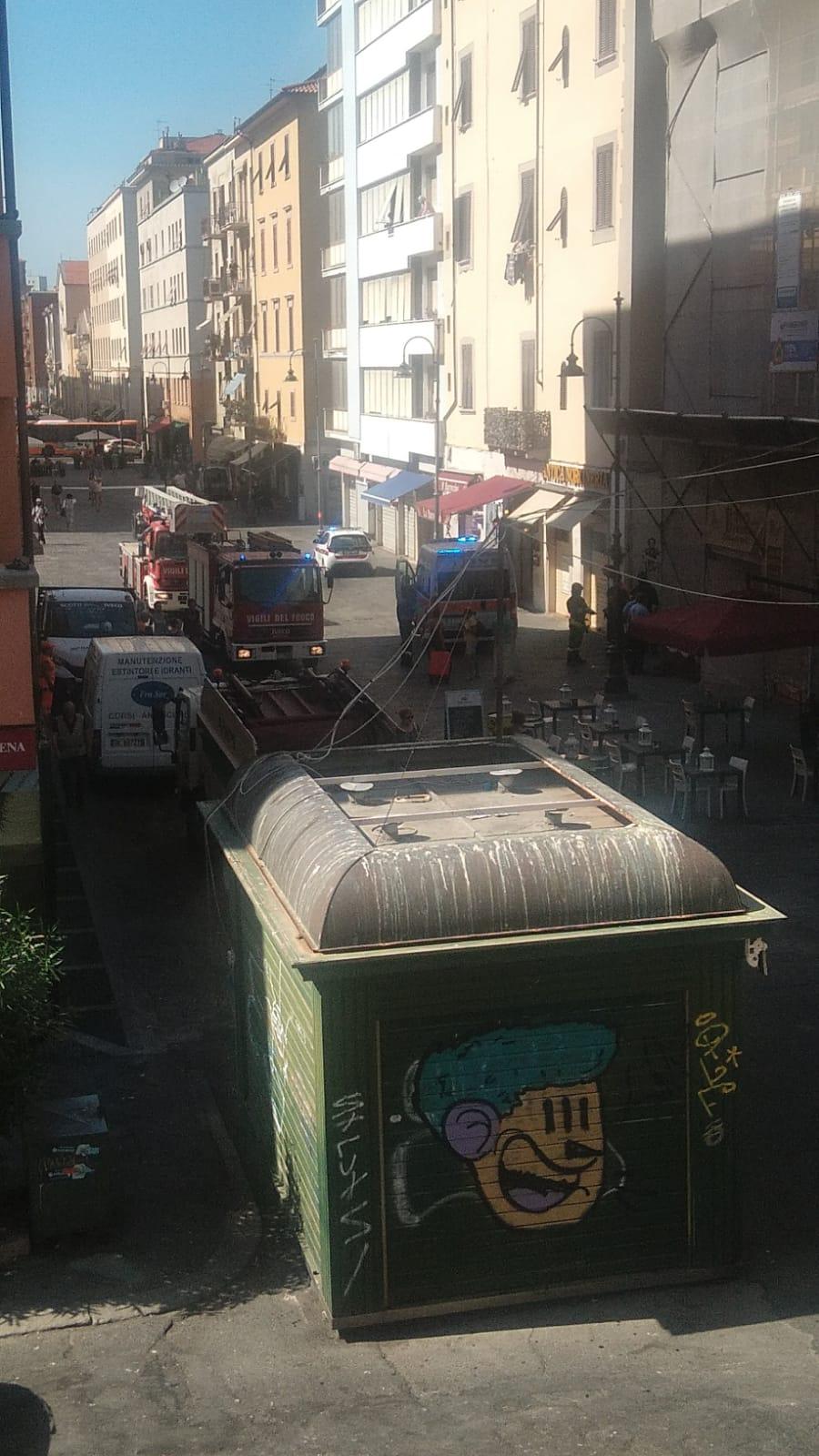 Paura in centro: muratore colpito in testa da una lastra di un ponteggio
