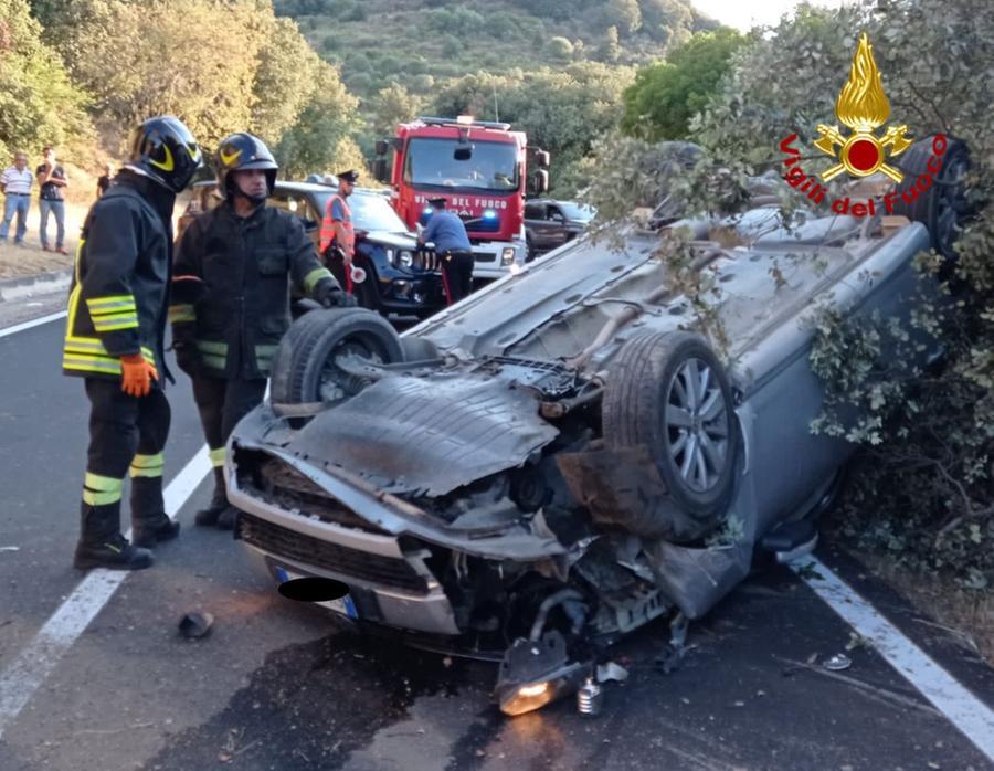 Auto si ribalta sulla Oliena-Dorgali: un ferito