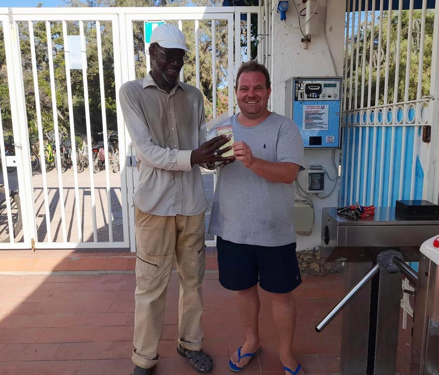 
	La consegna dei soldi a Mamadou

