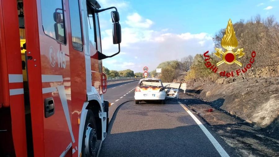 Auto a fuoco sulla 131, i due passeggeri illesi
