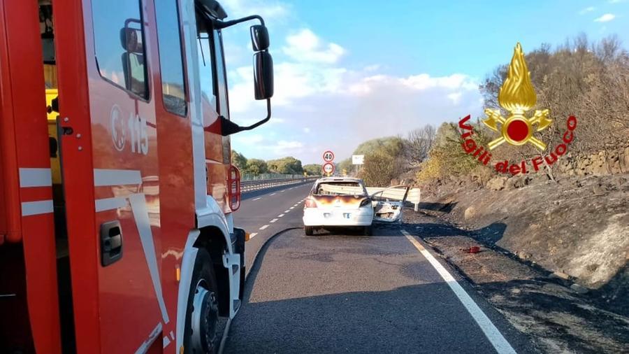 Auto a fuoco sulla 131, i due passeggeri illesi