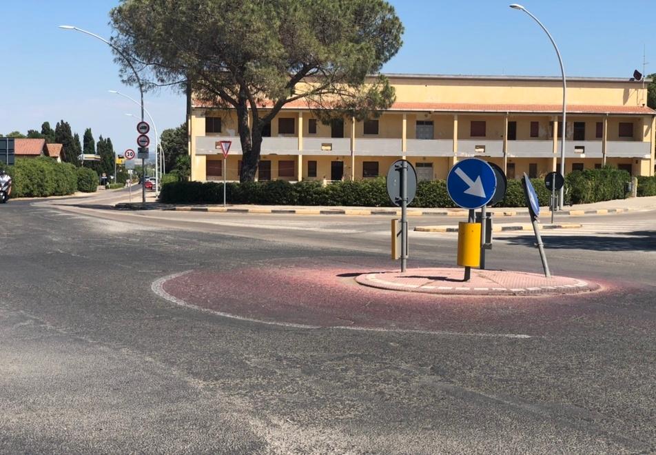La rotatoria all'ingresso di Fertilia
