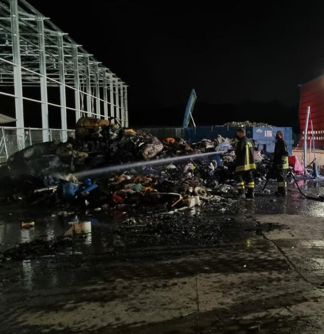 Modena Fiamme all’ex discarica di via Caruso Brucia il tetto dei rifiuti ingombranti 