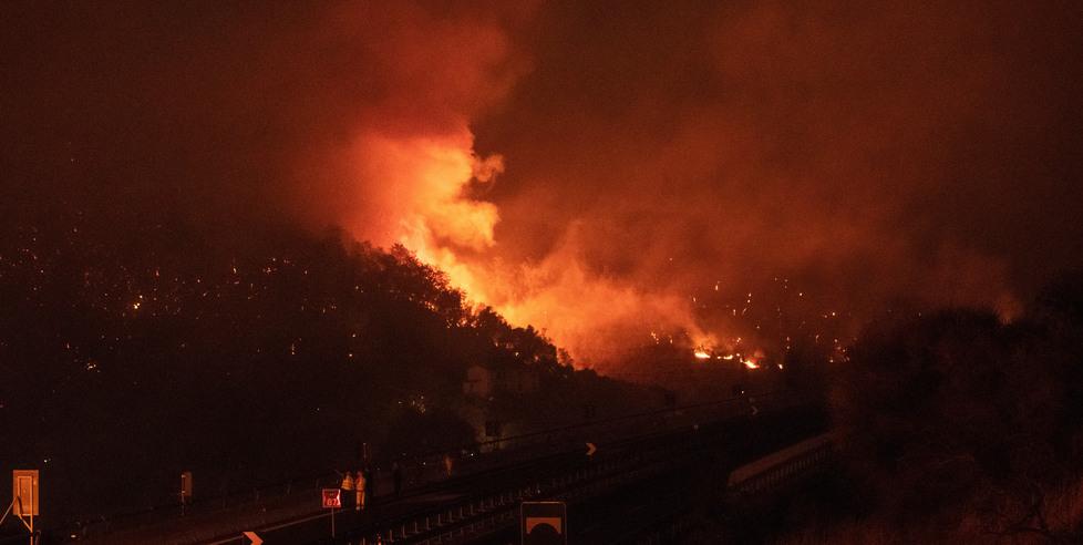 Inferno di fuoco in Versilia: «Dietro c’è la mano dell’uomo». Un super team di esperti a caccia della verità