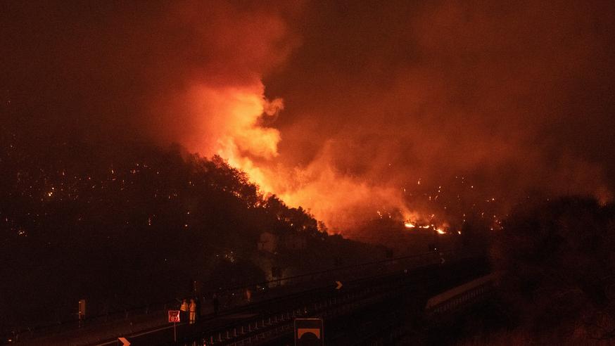 Inferno di fuoco in Versilia: «Dietro c’è la mano dell’uomo». Un super team di esperti a caccia della verità