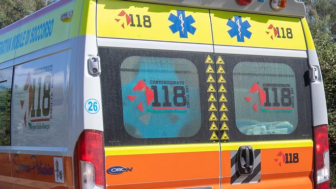 Frontale tra auto e camion sulla Ss16: due feriti, grave una bimba di 6 anni