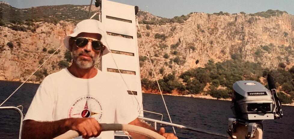 Nella foto concessa dalla famiglia una bella immagine giovanile di Alberto Uccelli in barca