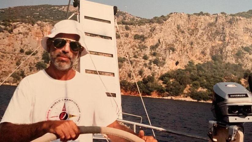 Nella foto concessa dalla famiglia una bella immagine giovanile di Alberto Uccelli in barca