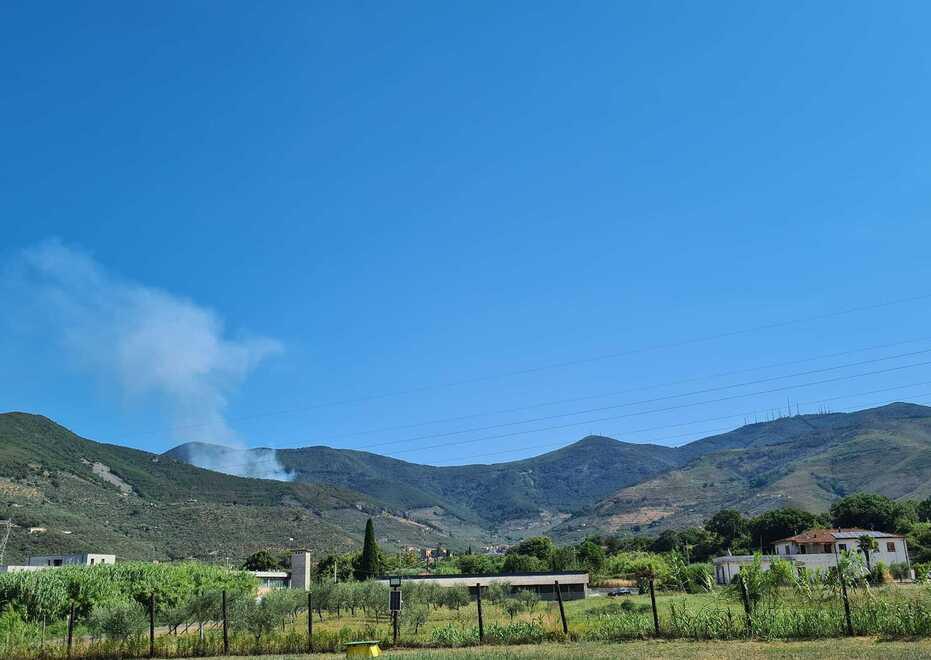 La colonna di fumo che si è alzata a Calci nei primi momenti dell’incendio