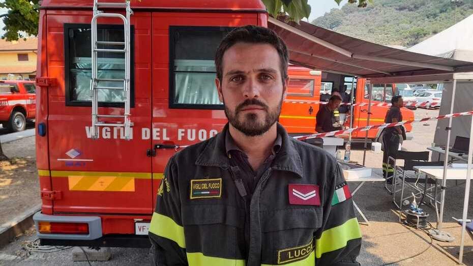 Versilia, tre giorni sveglio per spegnere il rogo: «Siamo scappati da fiamme di 40 metri»