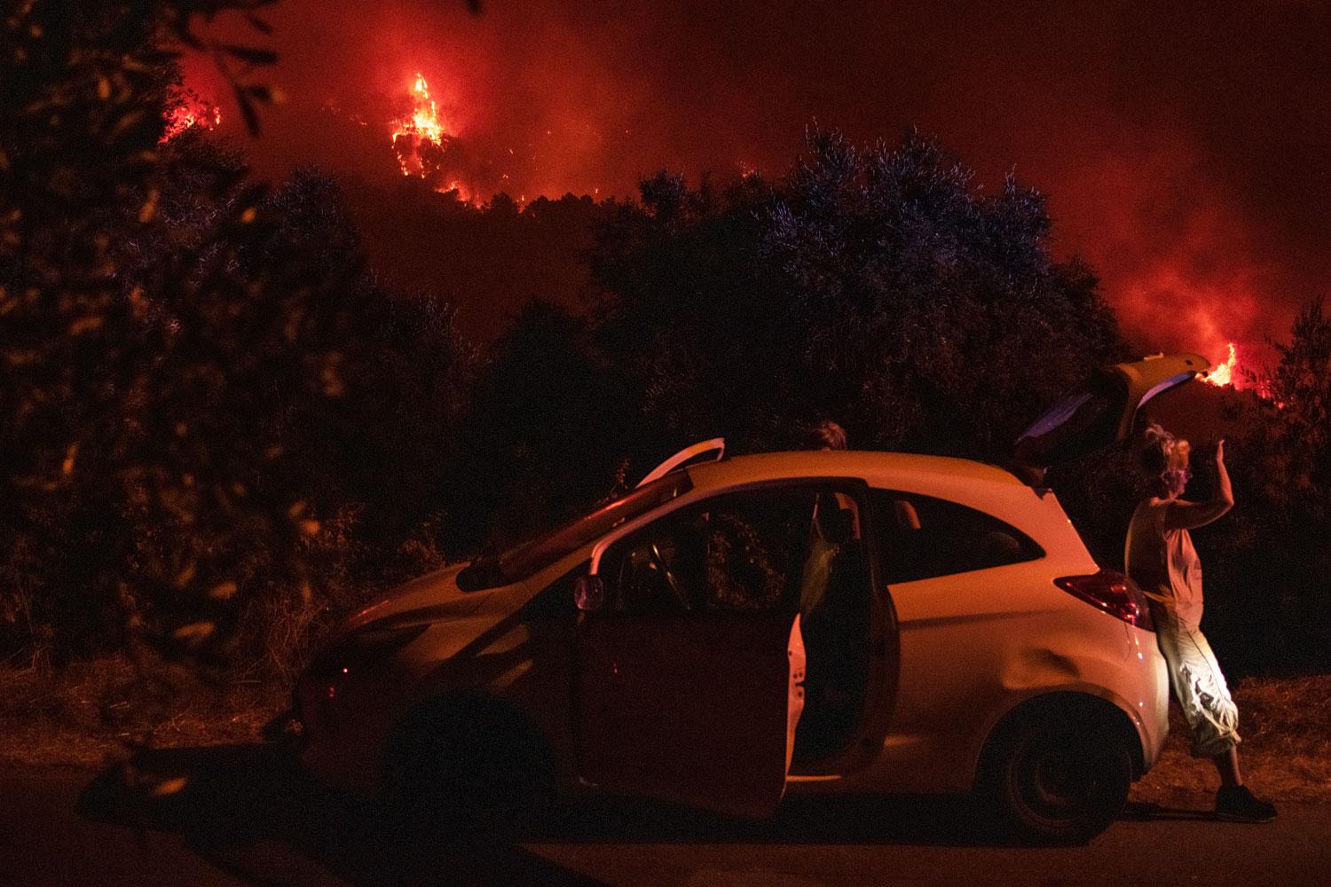 Maxi incendio, il terrore nel Paese delle Fiabe: «Notte in bianco tra le fiamme» 