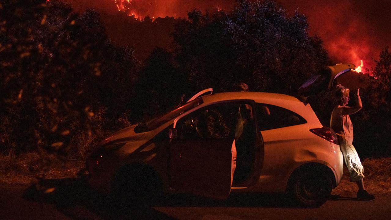 Maxi incendio, il terrore nel Paese delle Fiabe: «Notte in bianco tra le fiamme»