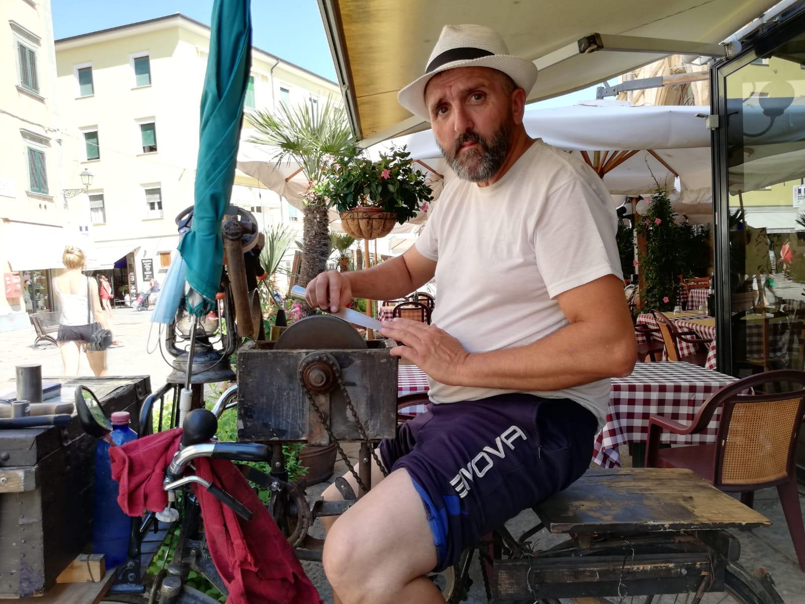 «È arrivato Claudio, l’arrotino». L’affila coltelli in sella a una bici - Video