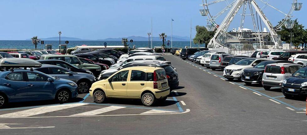Parcheggi a Follonica, una rivoluzione: in piazza Istria 2 euro l’ora 