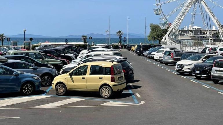Parcheggi a Follonica, una rivoluzione: in piazza Istria 2 euro l’ora