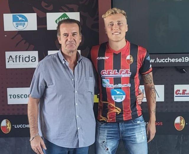 Tommaso Merletti nuovo difensore della Lucchese con il presidente Alessandro Vichi