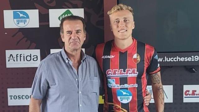 Tommaso Merletti nuovo difensore della Lucchese con il presidente Alessandro Vichi