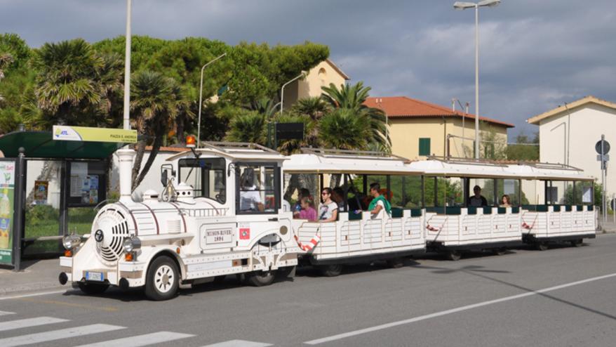 Navetta gratuita e trenini «Il sogno? Marina di Cecina senza auto»