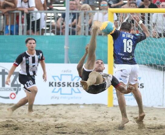 Spettacolare rovesciata di Alison Maciel, in una delle ultime gare del Viareggio beach soccer oggi atteso alla sfida di Coppa Italia contro la Vastese sul campo di Lignano Sabbiadoro