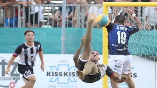 Spettacolare rovesciata di Alison Maciel, in una delle ultime gare del Viareggio beach soccer oggi atteso alla sfida di Coppa Italia contro la Vastese sul campo di Lignano Sabbiadoro