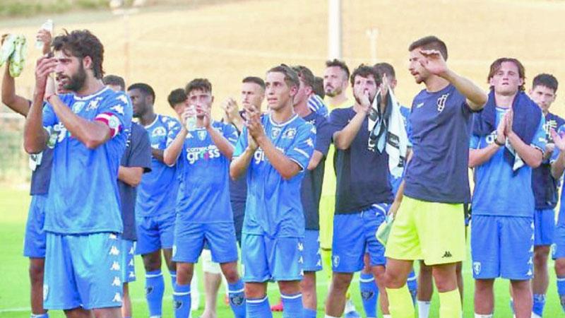 
	Nella foto di Autovino la squadra saluta i tifosi presenti al centro sportivo di Petroio durante l&rsquo;amichevole disputata marted&igrave;

