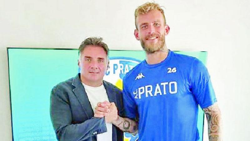 
	Nella foto il presidente del Prato Stefano Commini insieme al nuovo acquisto Francesco Colombini

