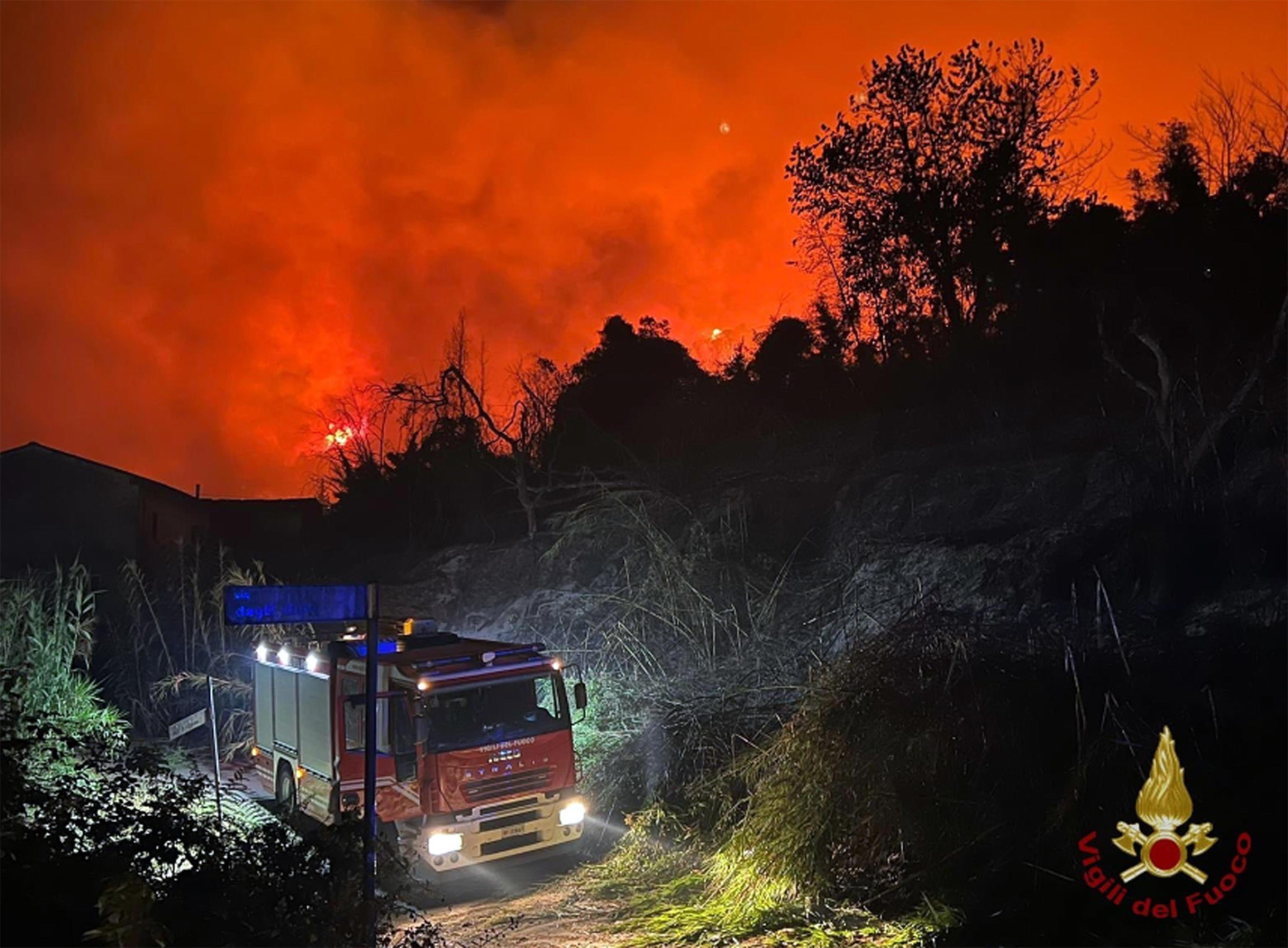 Gli esperti: «Colpa del surriscaldamento, così il gran caldo soffia nelle fiamme» 