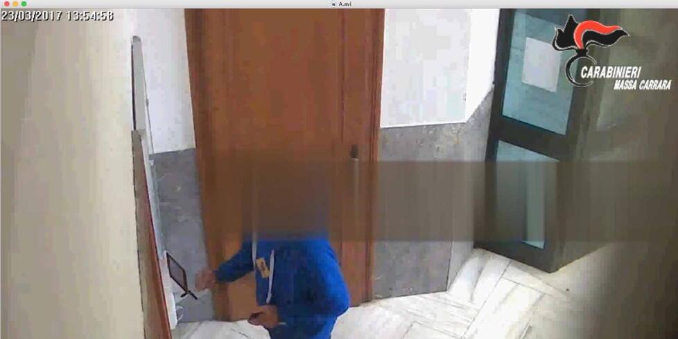 Una delle  immagini riprese dalle telecamere degli inquirenti