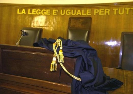 Un’aula  di tribunale come quella di via Galli Tassi dove  ieri si è tenuto il processo nei confronti  del trentenne