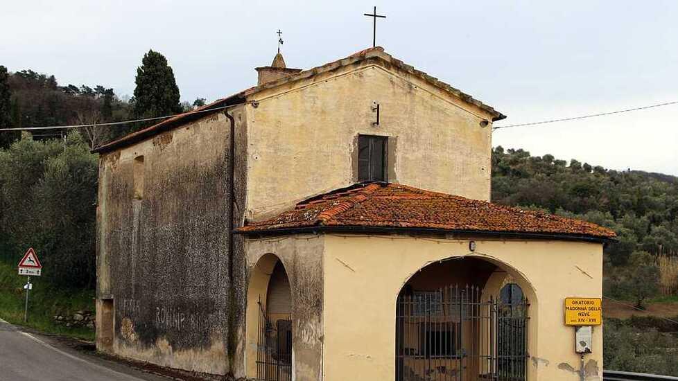 Nella foto sopra il santuario che verrà ristrutturato