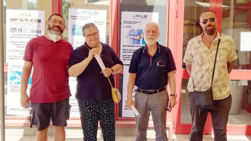 Nella foto, la protesta organizzata dal Fials davanti all’ospedale di Villamarina a Piombino. A fianco dei rappresentanti del sindacato anche il capogruppo in consiglio comunale del Movimento 5 Stelle Daniele Pasquinelli