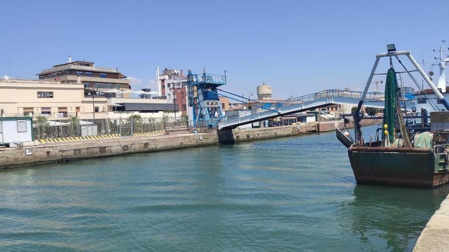 Il porto canale di Fiumicino dove, secondo i pescatori, per effetto del calo dalla portata del Tevere per via della siccità, comincia a risalire il cuneo salino dal mare, 19 Luglio 2022. ANSA/TELENEWS
