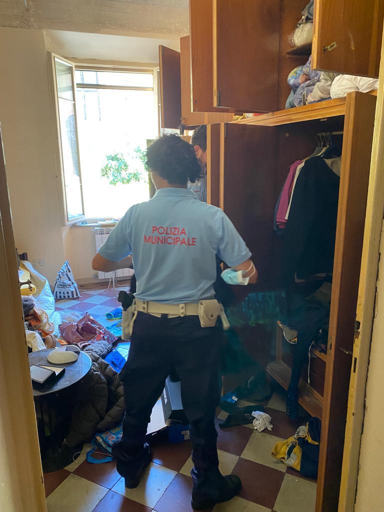 Droga: occupano casa di anziani per spacciare, arrestati