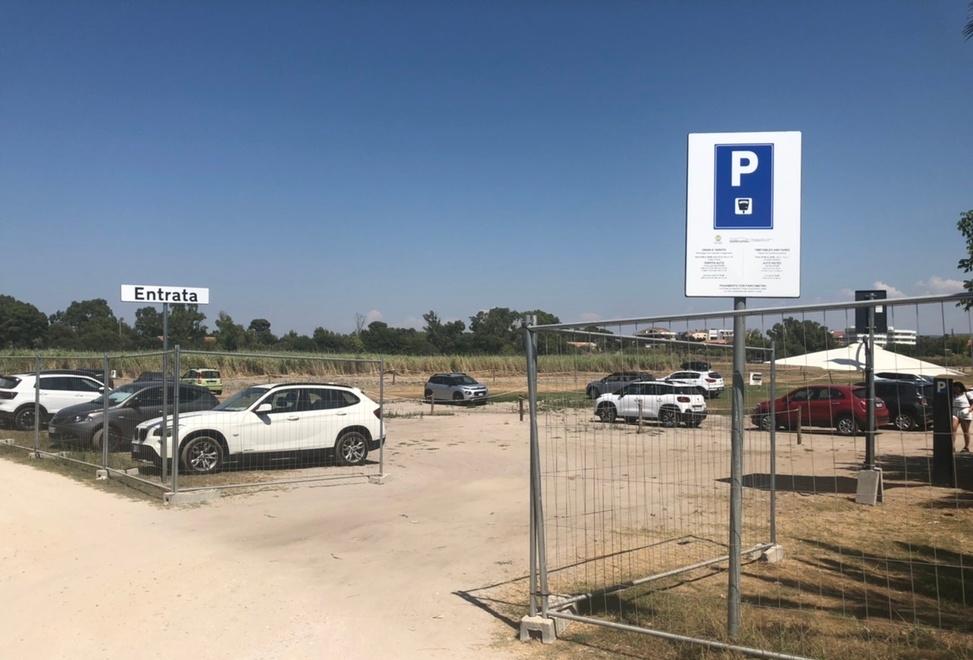 Nuove tariffe dei parcheggi ad Alghero, polemica in spiaggia e in aula