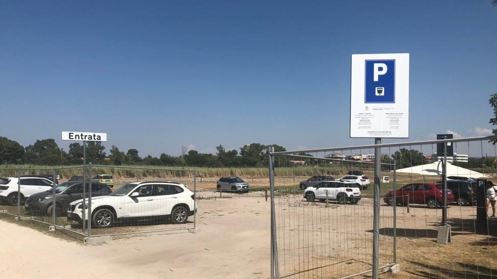 Nuove tariffe dei parcheggi ad Alghero, polemica in spiaggia e in aula