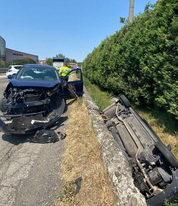 Modena Schianto frontale in via Vignolese: si ribalta l’auto, un anziano in ospedale 