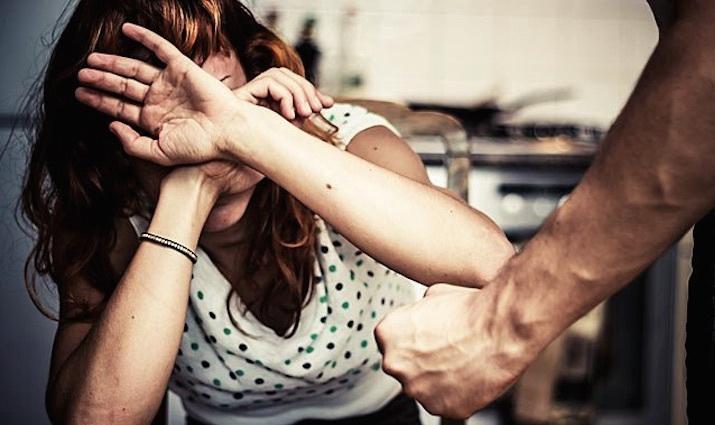 Nonantola Minacce ai genitori adottivi Voleva soldi per fare acquisti 