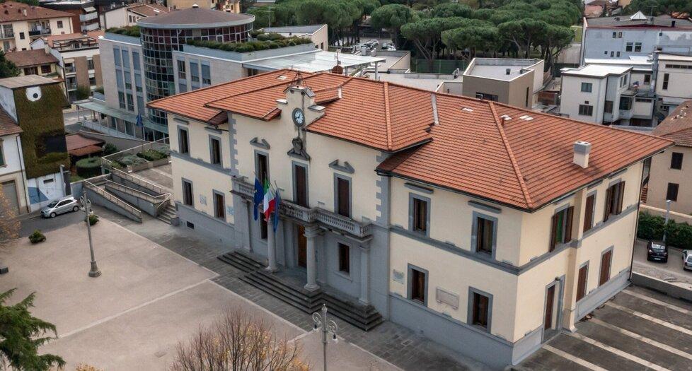 Vigili, autisti e amministrativi: il Comune di Calenzano cerca 25 dipendenti 