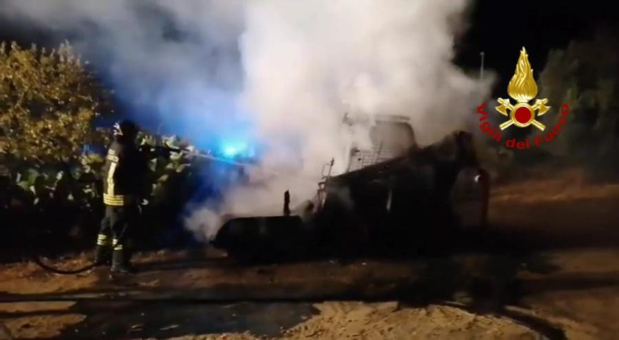 
	L'incendio della ruspa a Sant'Isidoro, Quartucciu (foto Mario Rosas)

