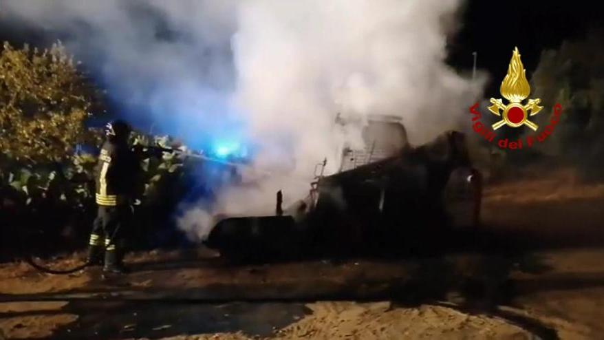 L'incendio della ruspa a Sant'Isidoro, Quartucciu (foto Mario Rosas)