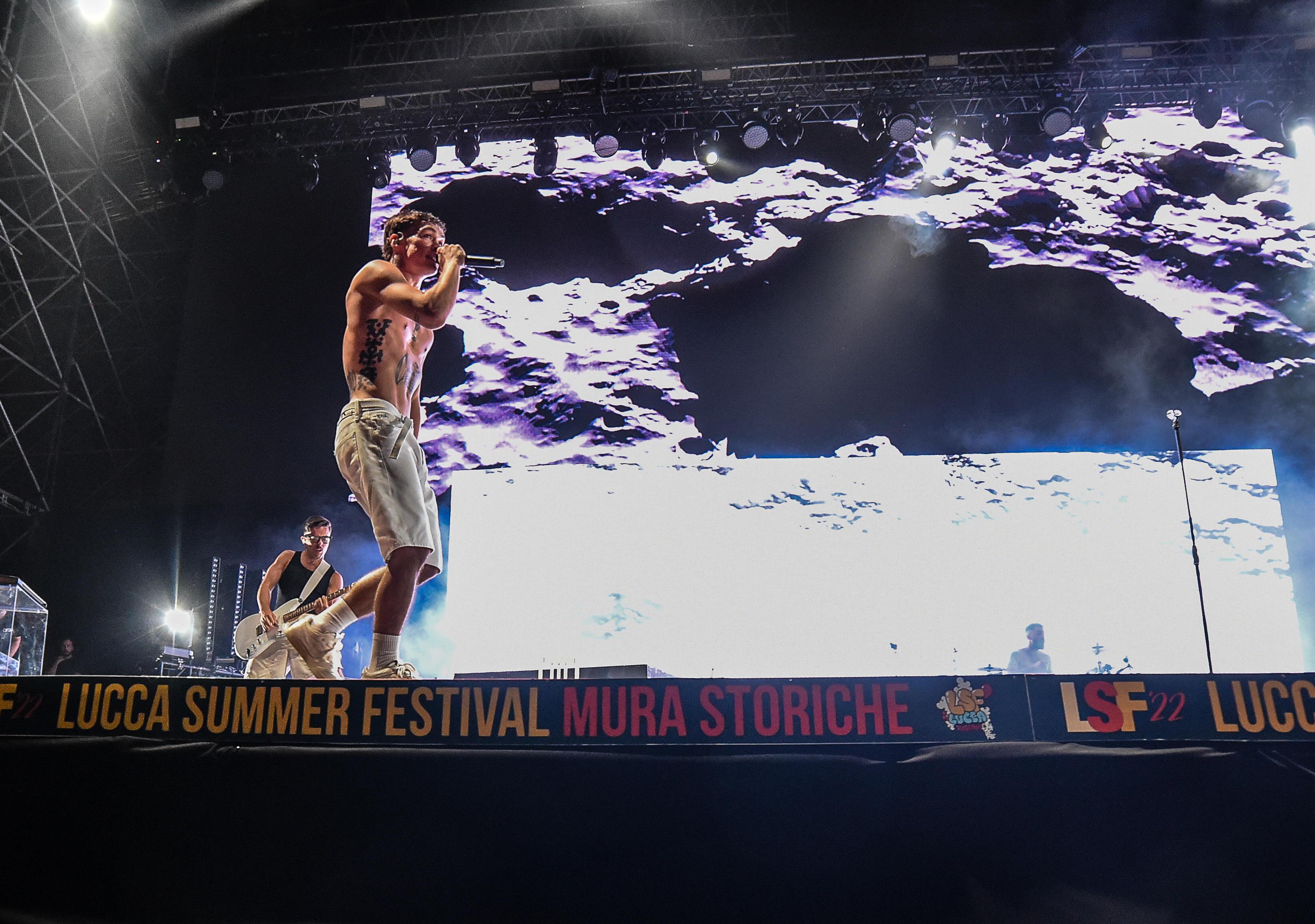 Lucca, in 40mila per Blanco: un'onda colorata invade gli spalti