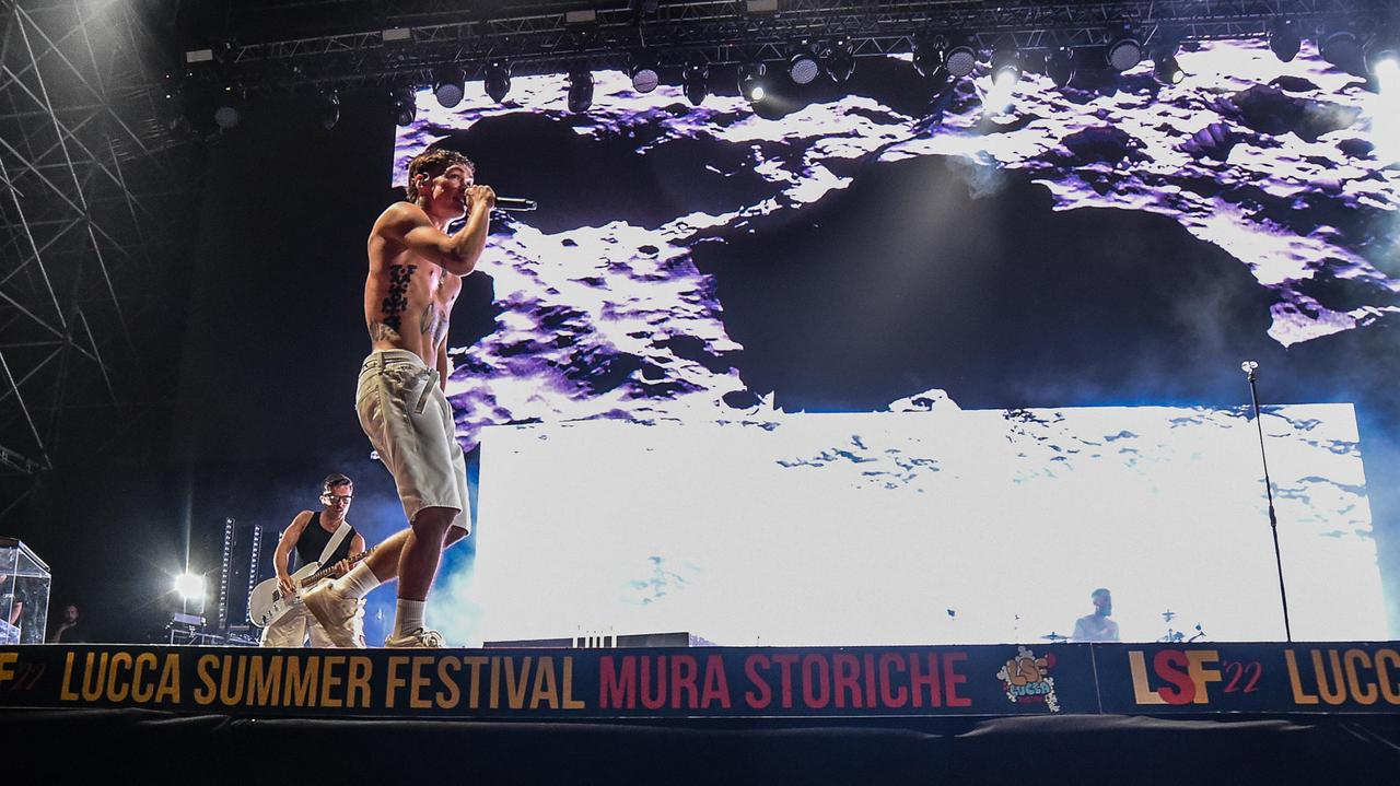 Lucca, in 40mila per Blanco: un'onda colorata invade gli spalti